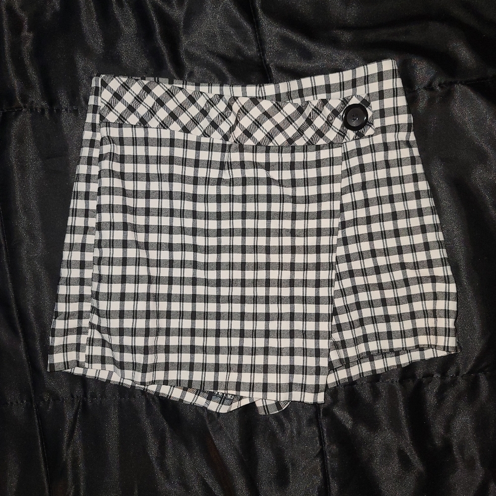 Junior women's plaid skort